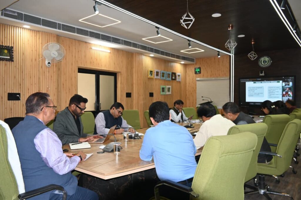 रबी अभियान-2026 के तहत आयोजित ‘खेत बचाओ अभियान’ की समीक्षा बैठक में वीडियो कॉन्फ्रेंसिंग के जरिए शामिल हुए कृषि मंत्री जोशी, किसानों से जुड़े अनेक मद्दों को रखा सामने 