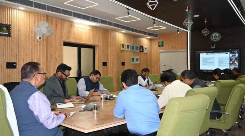 रबी अभियान-2026 के तहत आयोजित ‘खेत बचाओ अभियान’ की समीक्षा बैठक में वीडियो कॉन्फ्रेंसिंग के जरिए शामिल हुए कृषि मंत्री जोशी, किसानों से जुड़े अनेक मद्दों को रखा सामने 