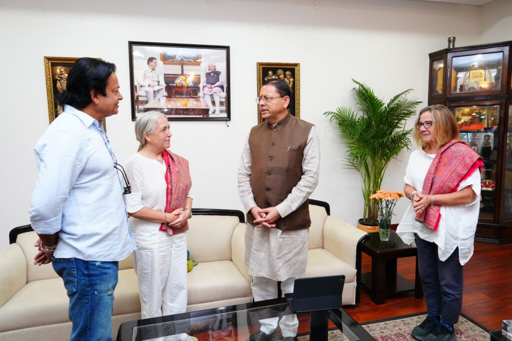 मुख्यमंत्री  धामी से अंतरराष्ट्रीय फिल्म निर्माताओं के प्रतिनिधिमंडल ने की मुलाकात, कहा –  इंटरनेशनल फिल्म प्रोजेक्ट  से उत्तराखण्ड के पर्यटन को मिलेगा बढ़ावा, स्थानीय स्तर पर सृजित होंगे रोजगार के अवसर