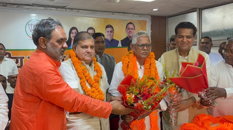 पूर्व प्रदेश प्रभारी एवं प्रदेश अध्यक्ष के नेतृत्व में सैकड़ों बसपा पदाधिकारियों एवं कार्यकर्ता हुए भाजपाई, महेंद्र भट्ट ने कहा- 27 में हरिद्वार भी तोड़ेगा मिथक, प्रदेश में भाजपा की हैट्रिक में बनेगा सहभागी पूर्व प्रदेश प्रभारी एवं प्रदेश अध्यक्ष के नेतृत्व में सैकड़ों बसपा पदाधिकारियों एवं कार्यकर्ता हुए भाजपाई, महेंद्र भट्ट ने कहा- 27 में हरिद्वार भी तोड़ेगा मिथक, प्रदेश में भाजपा की हैट्रिक में बनेगा सहभागी