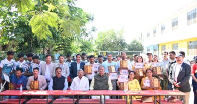 कैबिनेट मंत्री जोशी ने मेधावी छात्र-छात्राओं को पंडित दीनदयाल उपाध्याय शैक्षिक उत्कृष्टता पुरस्कार से किया सम्मानित, कहा – सरकारी विद्यालयों के विद्यार्थी हर क्षेत्र में कर रहे प्रदेश का नाम रोशन कैबिनेट मंत्री जोशी ने मेधावी छात्र-छात्राओं को पंडित दीनदयाल उपाध्याय शैक्षिक उत्कृष्टता पुरस्कार से किया सम्मानित, कहा – सरकारी विद्यालयों के विद्यार्थी हर क्षेत्र में कर रहे प्रदेश का नाम रोशन
