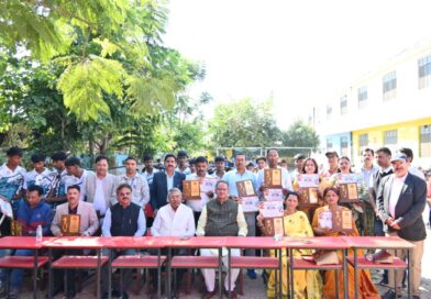 कैबिनेट मंत्री जोशी ने मेधावी छात्र-छात्राओं को पंडित दीनदयाल उपाध्याय शैक्षिक उत्कृष्टता पुरस्कार से किया सम्मानित, कहा – सरकारी विद्यालयों के विद्यार्थी हर क्षेत्र में कर रहे प्रदेश का नाम रोशन कैबिनेट मंत्री जोशी ने मेधावी छात्र-छात्राओं को पंडित दीनदयाल उपाध्याय शैक्षिक उत्कृष्टता पुरस्कार से किया सम्मानित, कहा – सरकारी विद्यालयों के विद्यार्थी हर क्षेत्र में कर रहे प्रदेश का नाम रोशन