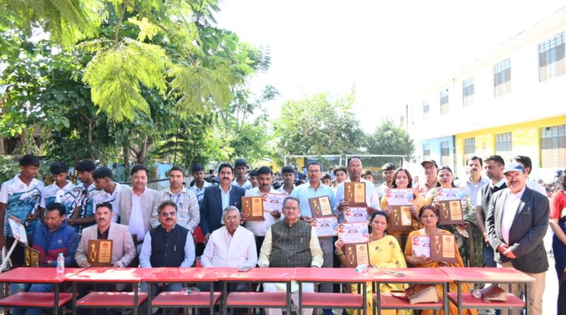 कैबिनेट मंत्री जोशी ने मेधावी छात्र-छात्राओं को पंडित दीनदयाल उपाध्याय शैक्षिक उत्कृष्टता पुरस्कार से किया सम्मानित, कहा – सरकारी विद्यालयों के विद्यार्थी हर क्षेत्र में कर रहे प्रदेश का नाम रोशन कैबिनेट मंत्री जोशी ने मेधावी छात्र-छात्राओं को पंडित दीनदयाल उपाध्याय शैक्षिक उत्कृष्टता पुरस्कार से किया सम्मानित, कहा – सरकारी विद्यालयों के विद्यार्थी हर क्षेत्र में कर रहे प्रदेश का नाम रोशन