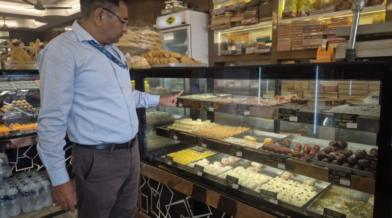 खाद्य संरक्षा एवं औषधि प्रशासन की टीमों ने मिठाइयों की ट्रे पर निर्माण और एक्सपायरी तिथि अंकित किए जाने की व्यवस्था का लिया जायजा , 27 दुकानों पर जाकर की जांच खाद्य संरक्षा एवं औषधि प्रशासन की टीमों ने मिठाइयों की ट्रे पर निर्माण और एक्सपायरी तिथि अंकित किए जाने की व्यवस्था का लिया जायजा , 27 दुकानों पर जाकर की जांच