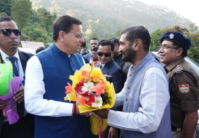 विधानसभा सत्र के लिए गैरसैंण आगमन पर मुख्यमंत्री धामी का हुआ भव्य स्वागत, गौचर व कर्णप्रयाग में लोगों ने की पुष्प वर्षा विधानसभा सत्र के लिए गैरसैंण आगमन पर मुख्यमंत्री धामी का हुआ भव्य स्वागत, गौचर व कर्णप्रयाग में लोगों ने की पुष्प वर्षा