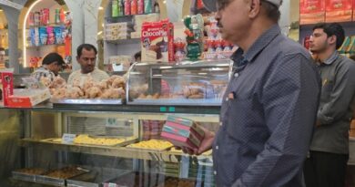फेस्टिव सीजन में खाद्य सुरक्षा एवं औषधि प्रशासन कड़ा एक्शन जारी-सहस्त्रधारा रोड की स्वीट्स शॉपस पर मारा छापा , कई दुकानों से जांच को सैंपल लिए